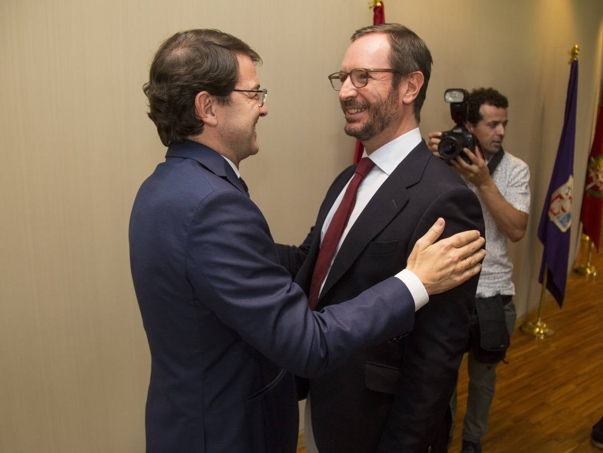 Los votos a favor de PP y Ciudadanos han convertido al vitoriano Javier Maroto en nuevo senador autonómico por Castilla y León | El vicesecretario de Organización del PP (sin vinculación anterior con la comunidad) ha sido elegido como miembro de la Cámara Alta, junto con los socialistas Teresa López y Fran Díaz, en una votación conjunta, no exenta de polémica.