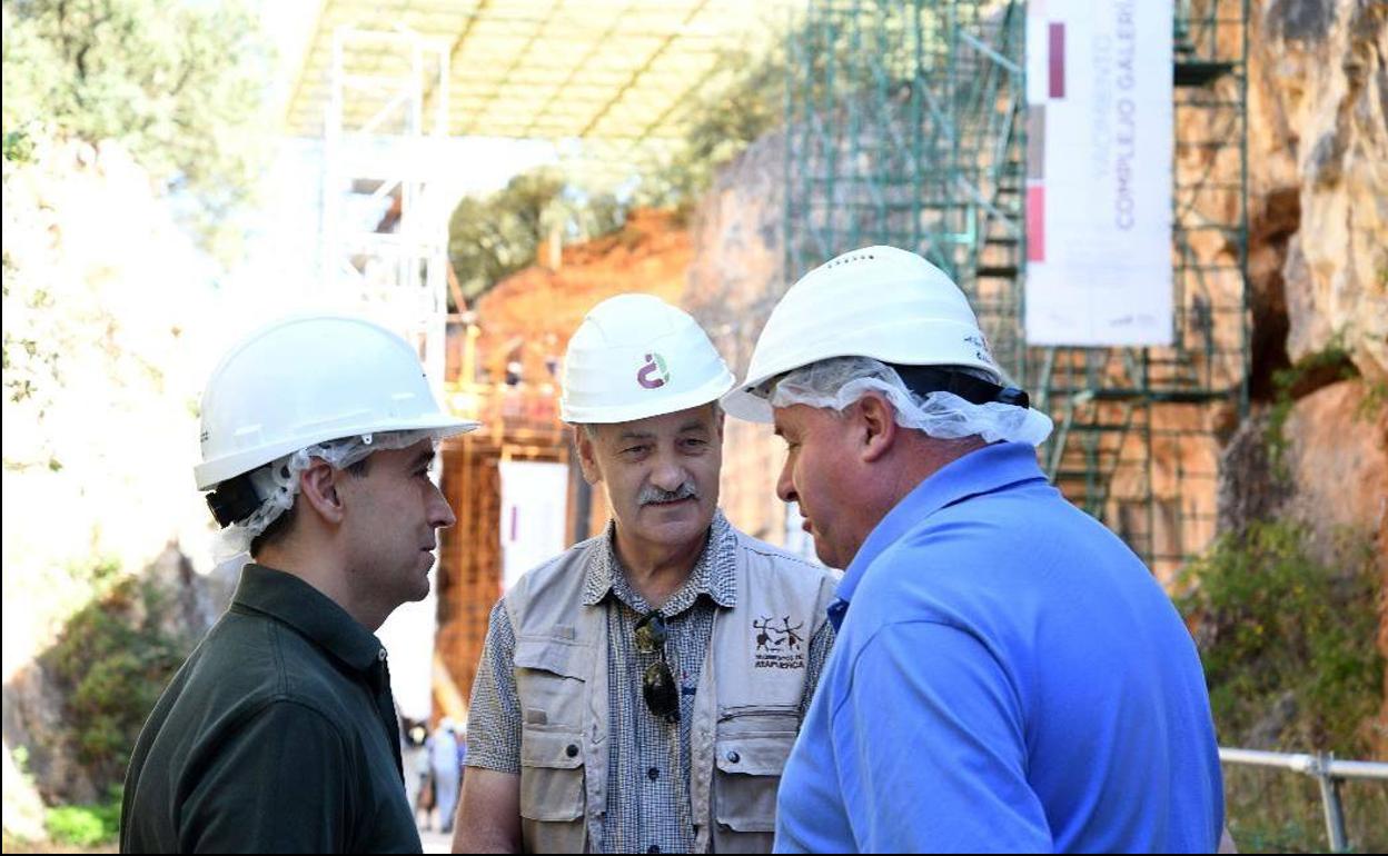 El director general de la DO Ribera del Duero, Miguel Sanz, y el presidente, Enrique Pascual, conversan con José María Bermúdez de Castro, codirector de Atapuerca. 