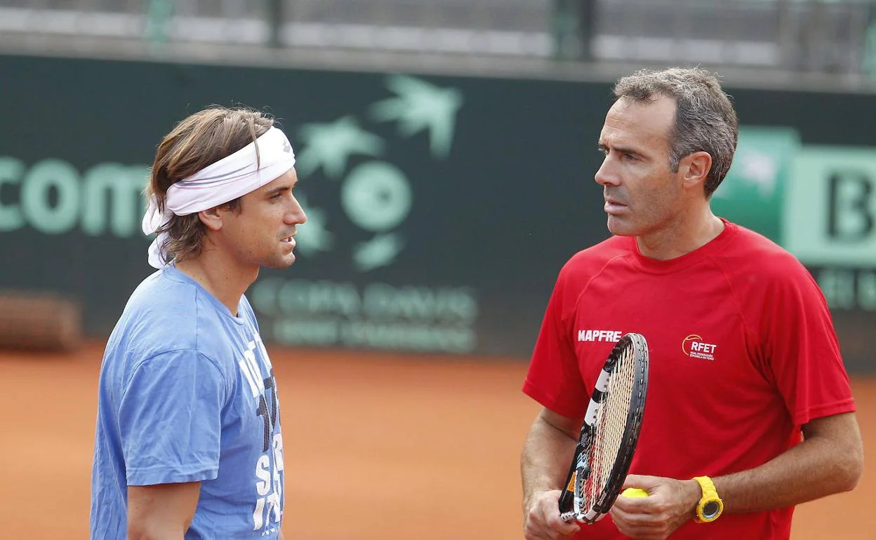 David Ferrer y Alex Corretja en un entrenamiento de la Copa Davis con España. 