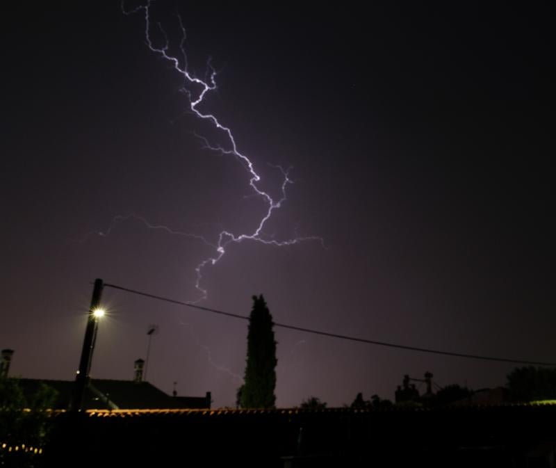 El cielo se tornó negro pasadas las diez de la noche del martes y, durante unos minutos, en los que llovió con mucha intensidad, se sucedieron los truenos, relámpagos y rayos en Valladolid.