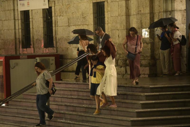 El cielo se tornó negro pasadas las diez de la noche del martes y, durante unos minutos, en los que llovió con mucha intensidad, se sucedieron los truenos, relámpagos y rayos en Valladolid.