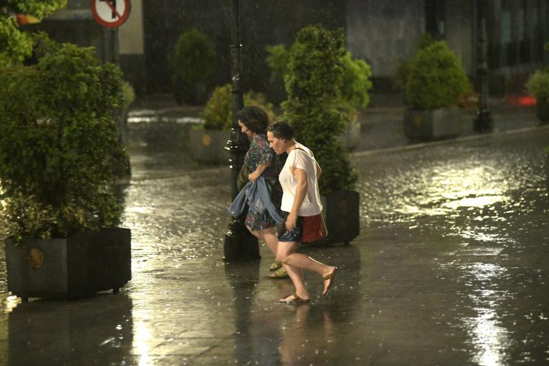 El cielo se tornó negro pasadas las diez de la noche del martes y, durante unos minutos, en los que llovió con mucha intensidad, se sucedieron los truenos, relámpagos y rayos en Valladolid.