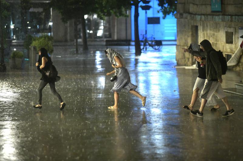 El cielo se tornó negro pasadas las diez de la noche del martes y, durante unos minutos, en los que llovió con mucha intensidad, se sucedieron los truenos, relámpagos y rayos en Valladolid.