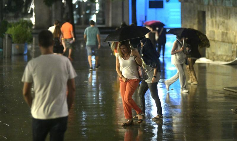 El cielo se tornó negro pasadas las diez de la noche del martes y, durante unos minutos, en los que llovió con mucha intensidad, se sucedieron los truenos, relámpagos y rayos en Valladolid.