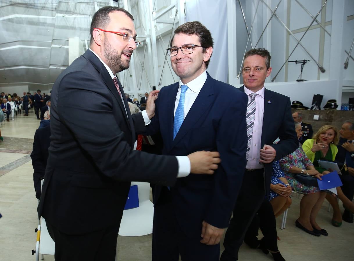 El presidente del Principado de Asturias, Adrián Barbön (i) junto al presidente de la Junta de Castilla y León, Alfonso Fernández Mañueco (d), durante el acto de entrega de las Medallas de Oro de Galicia al expresidente de la Junta Juan Vicente Herrera.