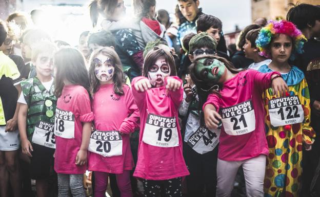 Pequeños zombies y arlequines corrieron la prueba infantil.