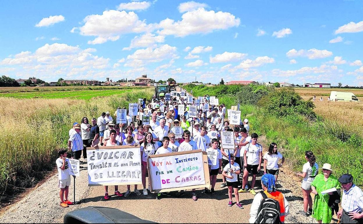 Protesta de vecinos de San Cebrián y Ribas, el verano pasado para pedir el arreglo de la carretera.