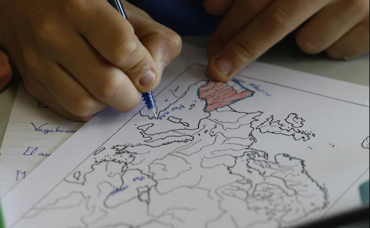 Encuesta: ¿deben hacer deberes los niños durante el verano?