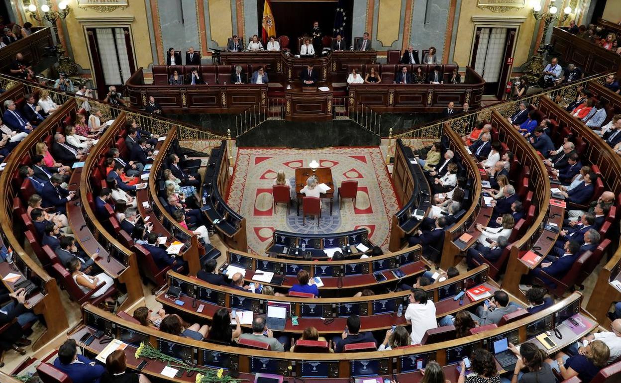 Los diputados escuchan a Pedro Sánchez. 