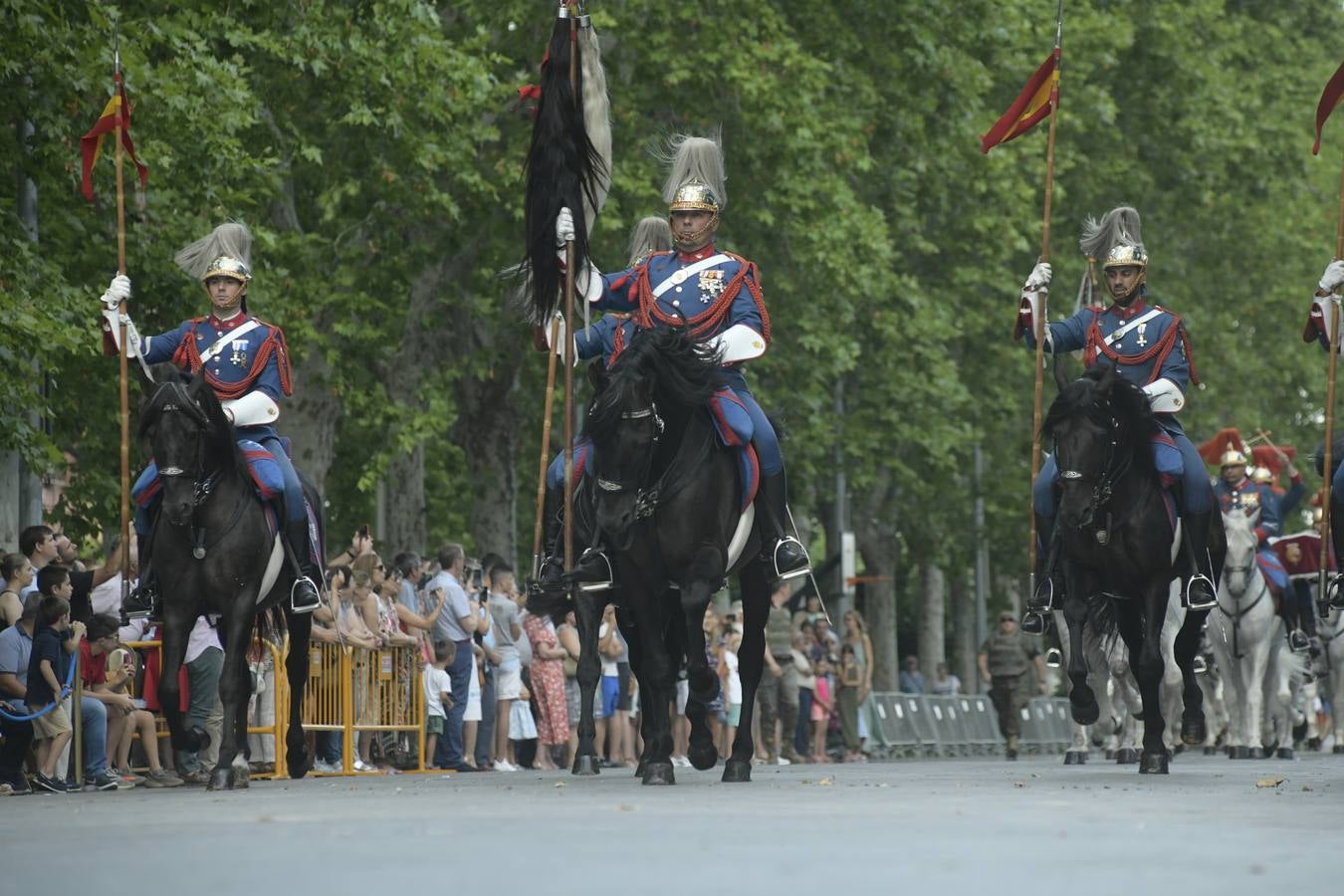La Guardia Real y militares de Farnesio, Villaviciosa y la Academia salen a la Acera de Recoletos