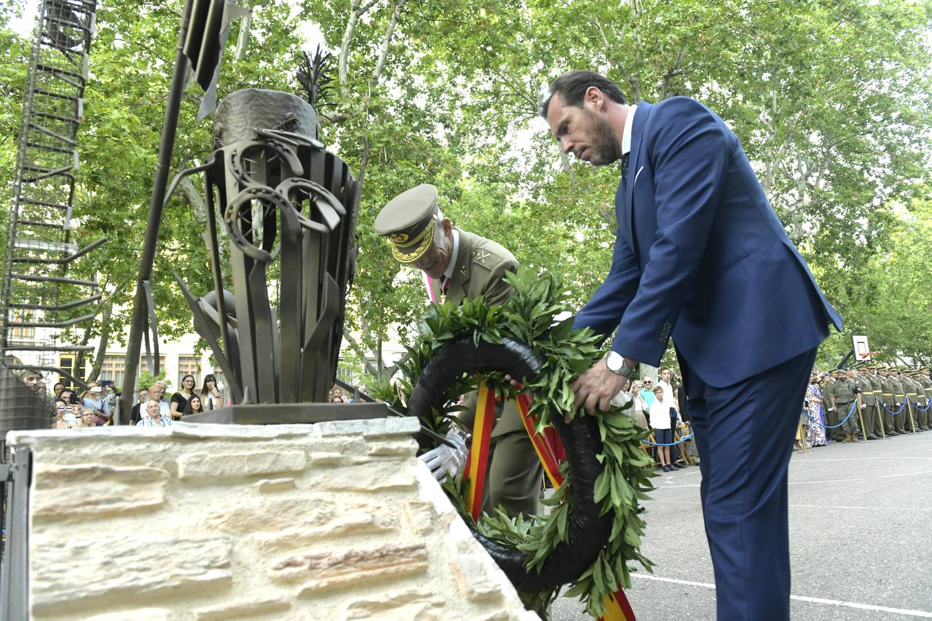 La Guardia Real y militares de Farnesio, Villaviciosa y la Academia salen a la Acera de Recoletos