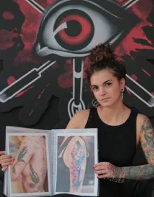 Imagen secundaria 2 - Ejemplo de tatuajes geométricos, ejemplo de tatuaje de acuarelas en el Instagram de la artista y Dámaris Benito enseñando algunos de sus trabajos.