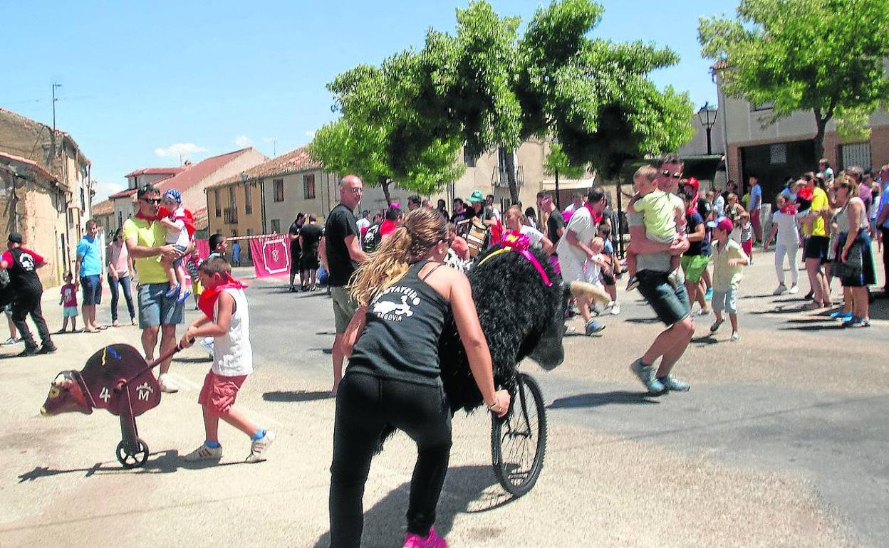 Niños y mayores disfrutan del encierro infantil. 