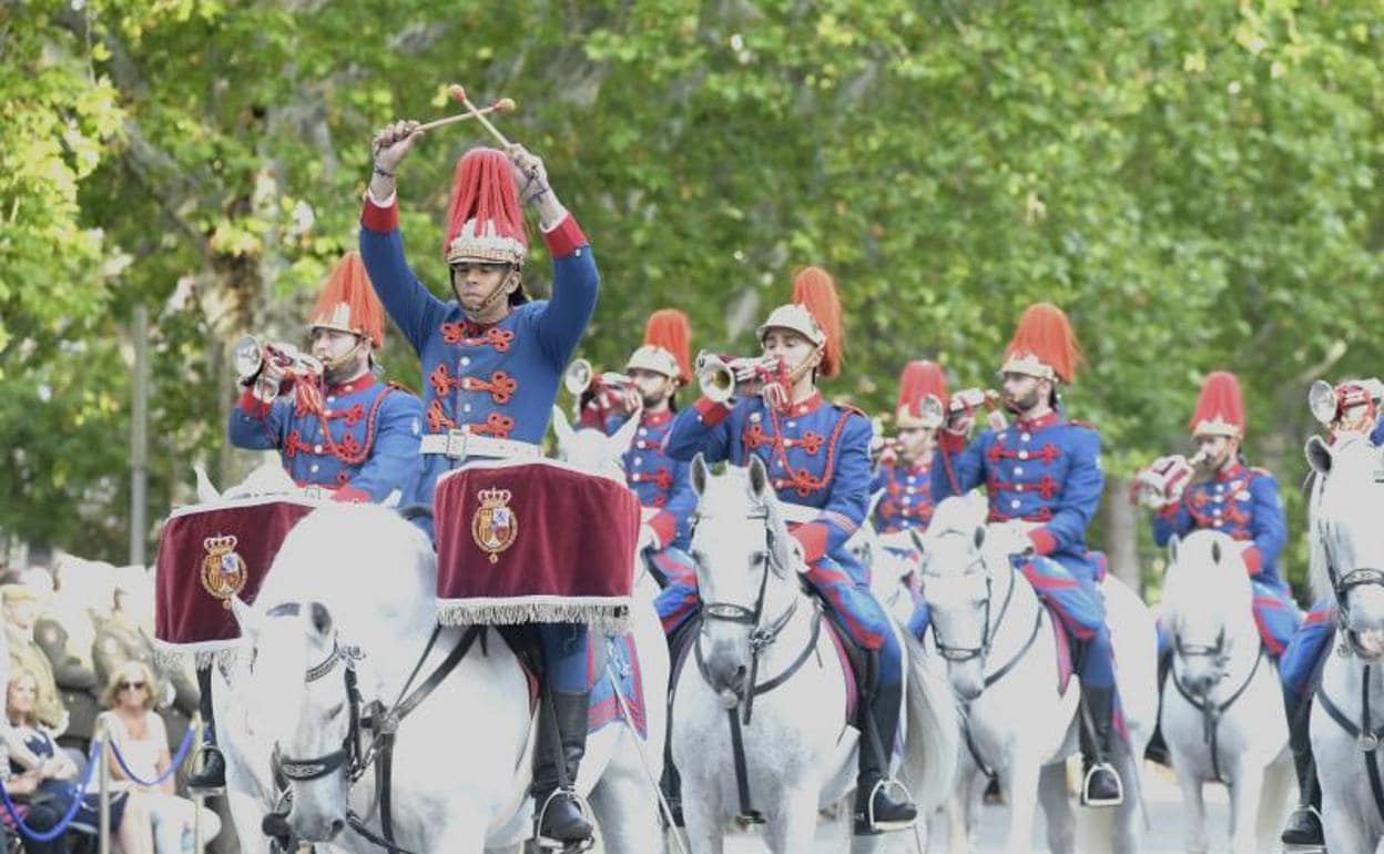 Miembros de la Guardia Real durante el desfile de este jueves en el paseo del Campo Grande. 