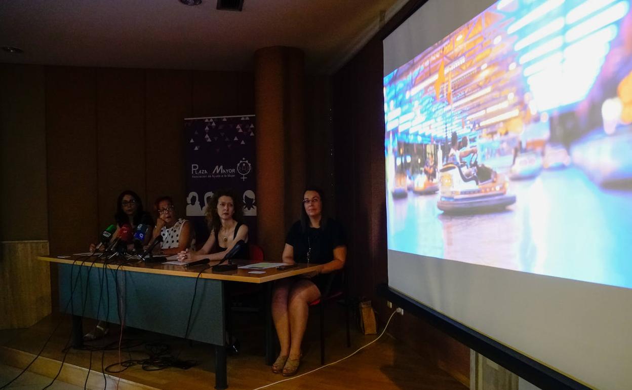 Responsables de la Asoaición Plaza Mayor y del Ayuntamiento, durante la presentación del vídeo de la campaña. 