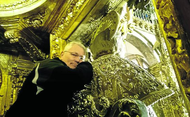 En Santiago. Manuel Oliva, abrazando al apóstol en la catedral de Santiago de Compostela tras culminar uno de sus muchos caminos como peregrino.