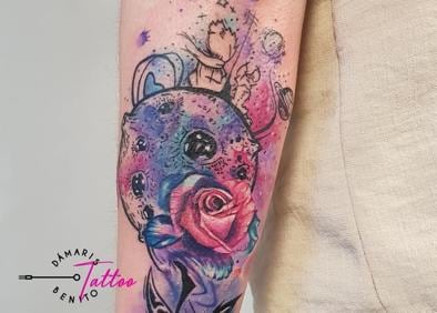 Imagen secundaria 1 - Ejemplo de tatuajes geométricos, ejemplo de tatuaje de acuarelas en el Instagram de la artista y Dámaris Benito enseñando algunos de sus trabajos.