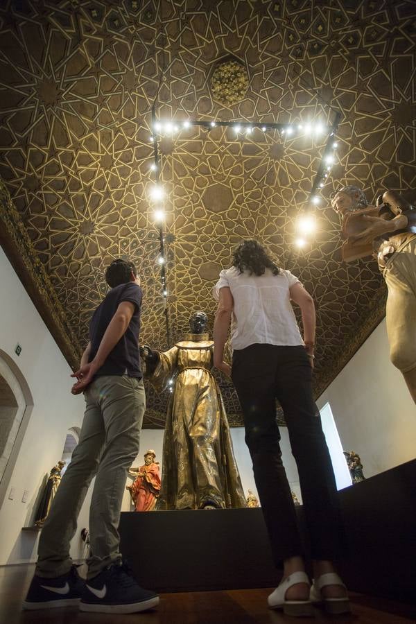 El Museo se ha visto desbordado cuando la dirección decidió abrir por la noche dos jueves de este mes | Extiende a dos jueves de agosto y varios días de septiembre la ruta guiada por sus 24 artesonados tras registrarse más de 150 personas en el ciclo 'Aunque sea de noche'