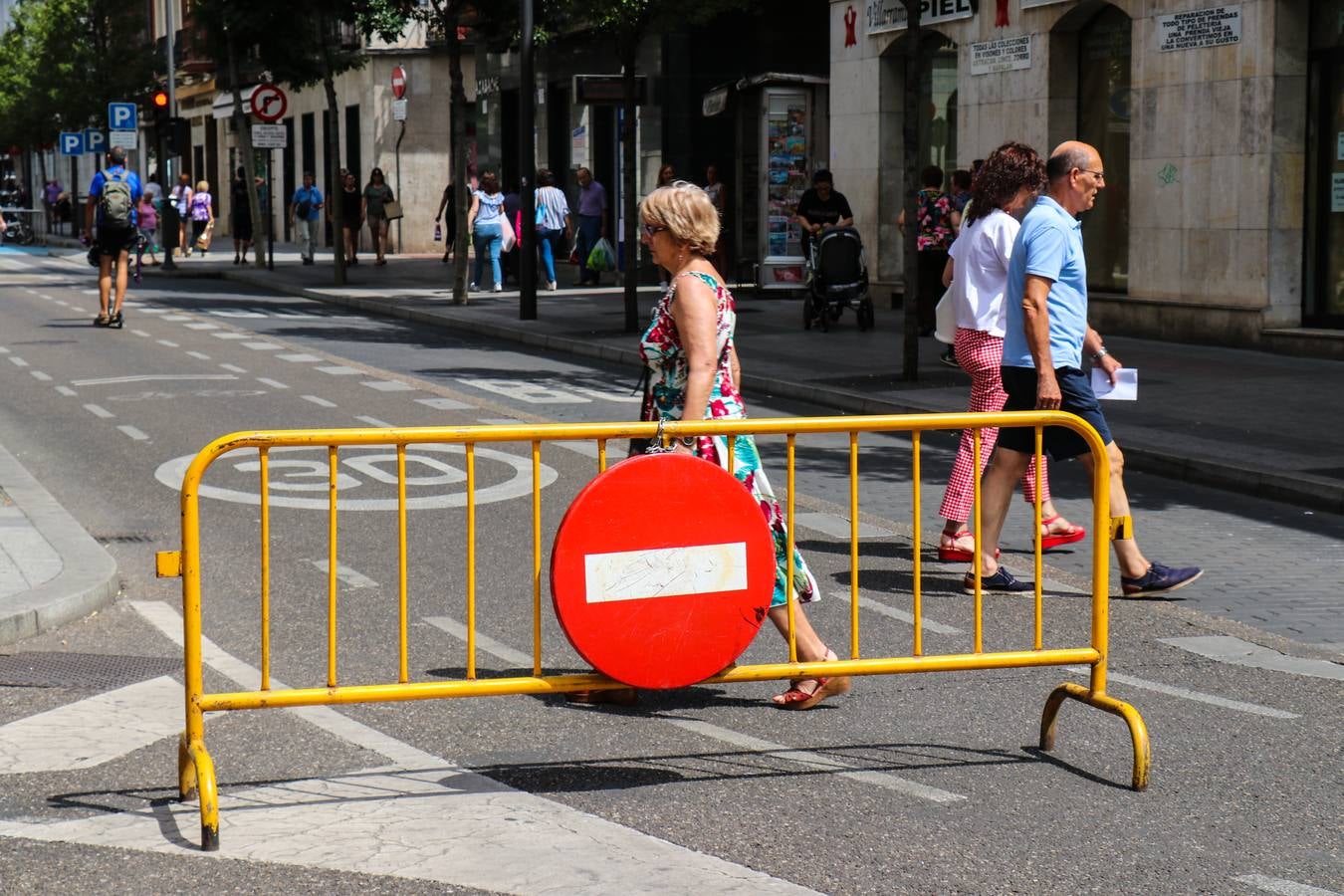 El Ayuntamiento advierte de que la medida puede prolongarse salvo que las anuncias lloviznas despejen la polución 'in extremis'