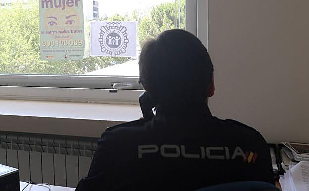 Miembros de las brigadas de Atención a la Familia y la Mujer en su lugar de trabajo 