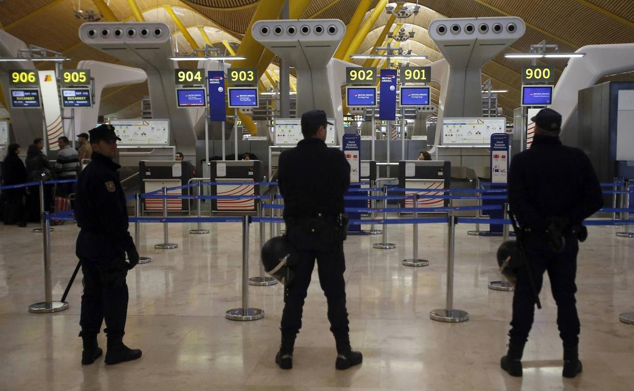 Policías en el aeropuerto de Madrid-Barajas Adolfo Suárez.