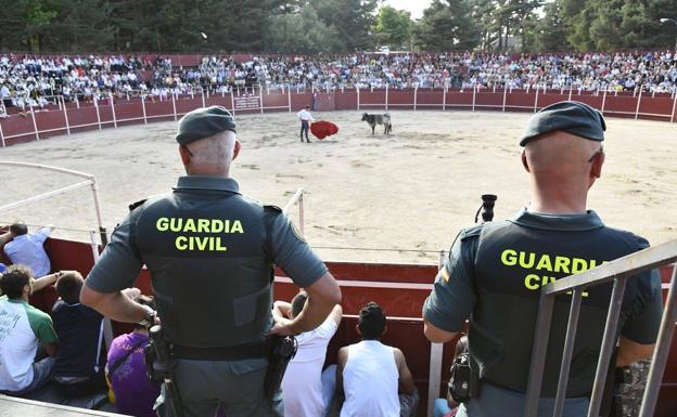 Agentes de la Guardia Civil velan por el correcto desarrollo de la becerrada de este jueves en San Rafael. 