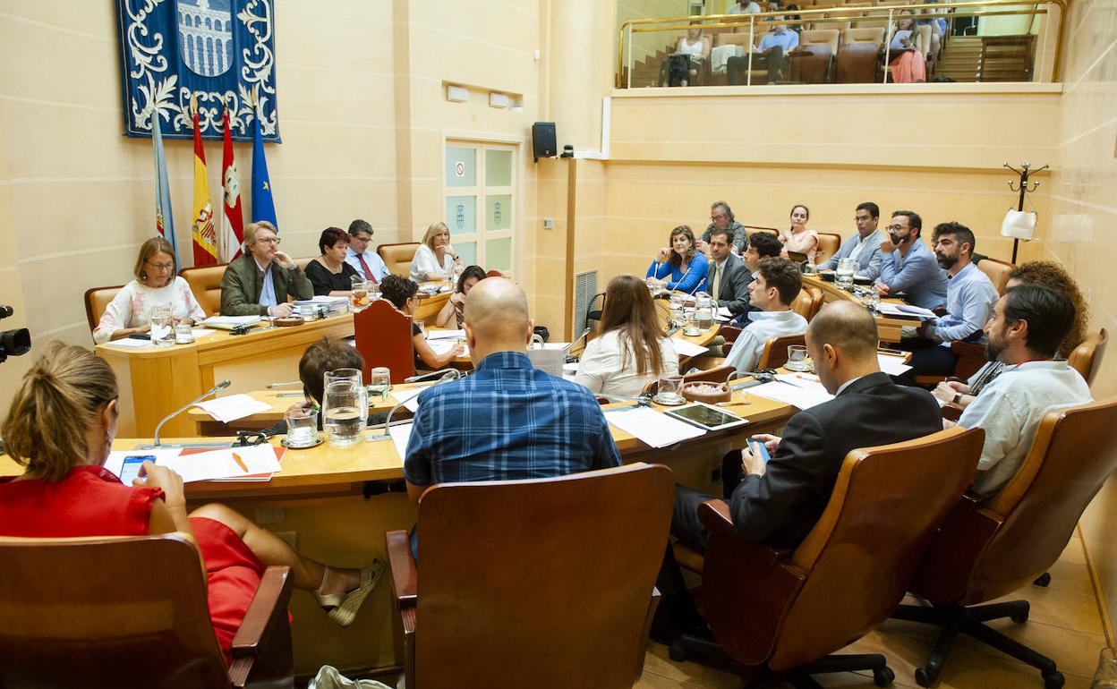 Celebración del pleno del Ayuntamiento de Segovia, este viernes. 