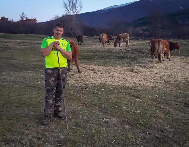 Jesús Torres cuidando de las vacas 