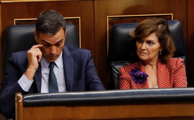 El candidato socialista, Pedro Sánchez, y la vicepresidenta del Gobierno, Carmen Calvo, en el Congreso.