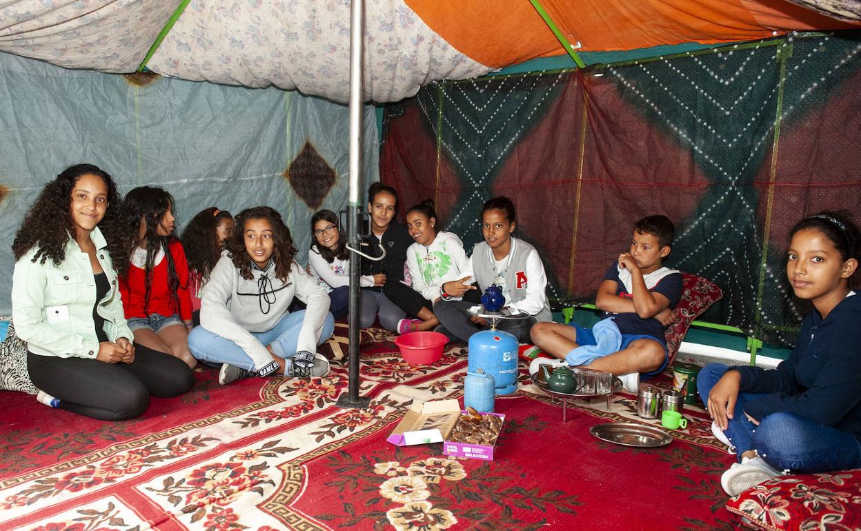 Niños saharauis del programa 'Vacaciones en Paz', en la jaima instalada en la avenida del Acueducto de Segovia. 