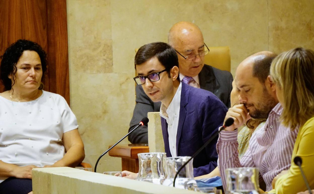 Intervención del portavoz municipal socialista, José Luis Mateos, durante el pleno municipal.