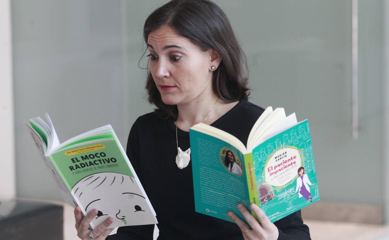 Marián García posa con dos de sus libros. 