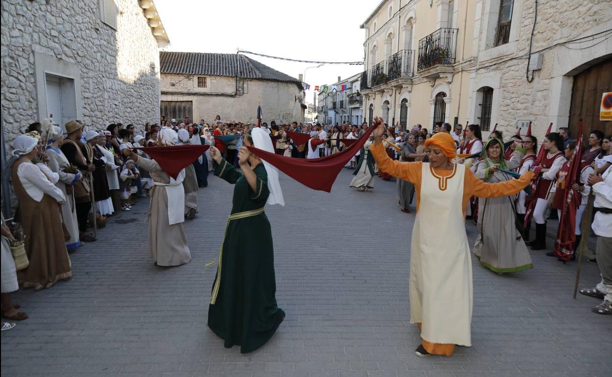 Baile tradicional en un momento del recorrido por las calles del municipio.