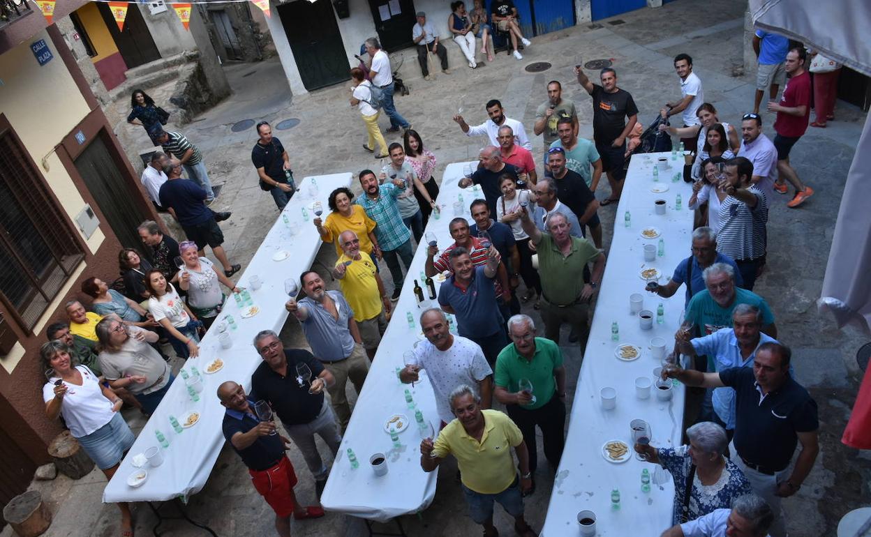 Más de 50 personas participaron en la cata dirigida por Lorenzo Sánchez Luis.