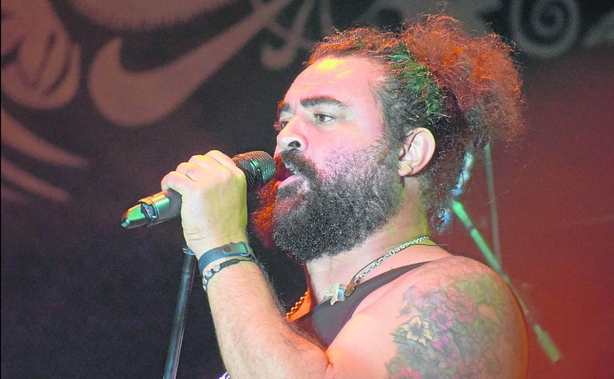 Un momento de la actuación de Mojinos Escozíos, el pasado viernes por la noche en Ayllón. 