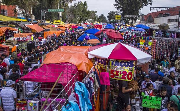 Imagen principal - Vista de los 'tianguis', Daniel Giménez Cacho, en su 'Safari' por Tepito y Alfonso Hernández con la ya fallecida doña Queta, encargada de la Santa Muerte.