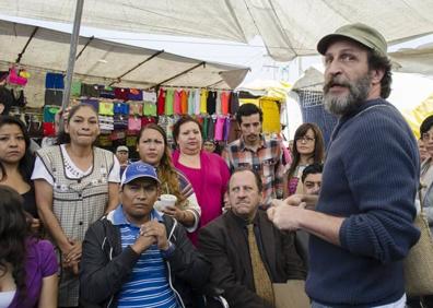 Imagen secundaria 1 - Vista de los 'tianguis', Daniel Giménez Cacho, en su 'Safari' por Tepito y Alfonso Hernández con la ya fallecida doña Queta, encargada de la Santa Muerte.