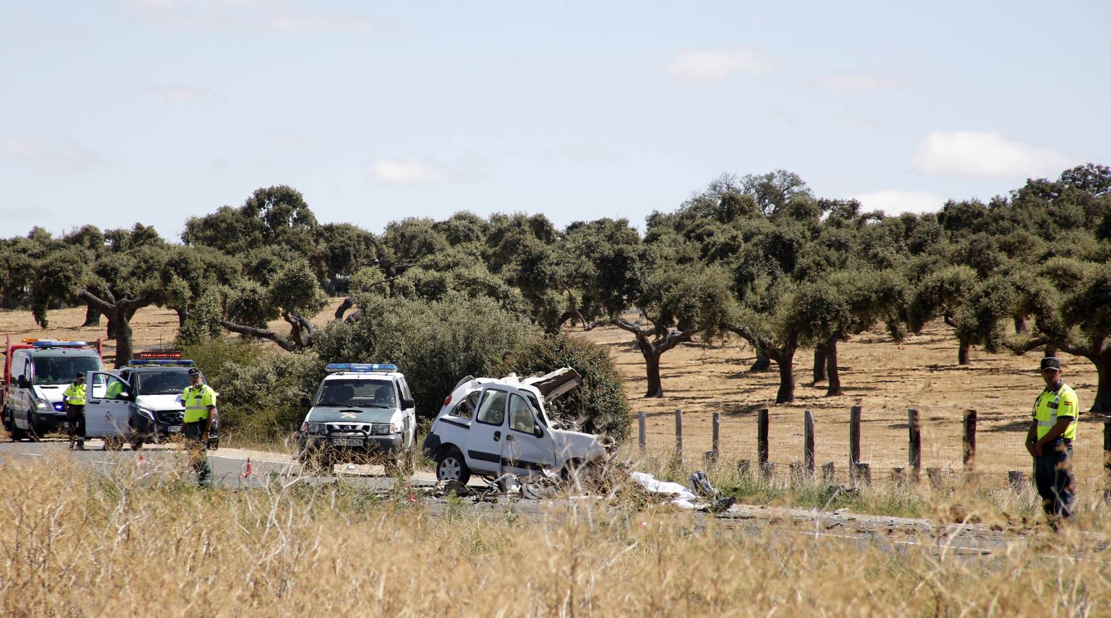 Fallece el conductor de una furgoneta al chocar contra un camión en la CL-512, en Vecinos (Salamanca).