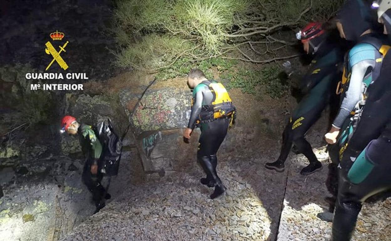 Intervención del Grupo Especial de Actividades Subacuáticas (Geas) de la Guardia Civil en el rescate de dos senderistas enriscados en la zona del pantano de San Facundo (León). 