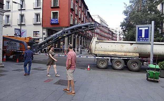 Trabajos de asfaltado del cruce de Duque de la Victoria con Ferrari.