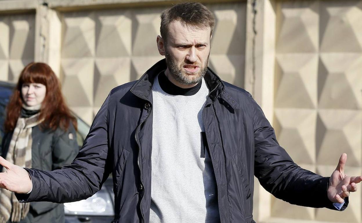 El líder opositor ruso Alexei Navalni sale del centro de detención en 2015. 