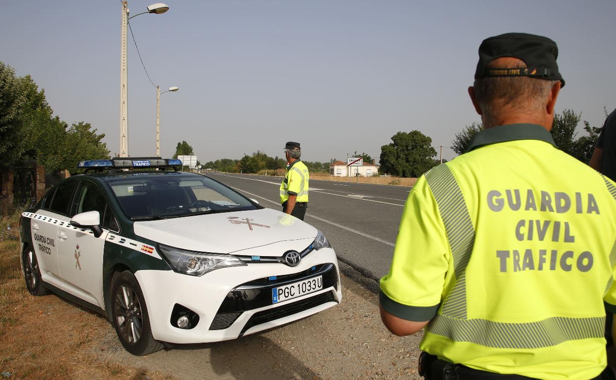 Agentes de la Guardia Civil de Tráfico.