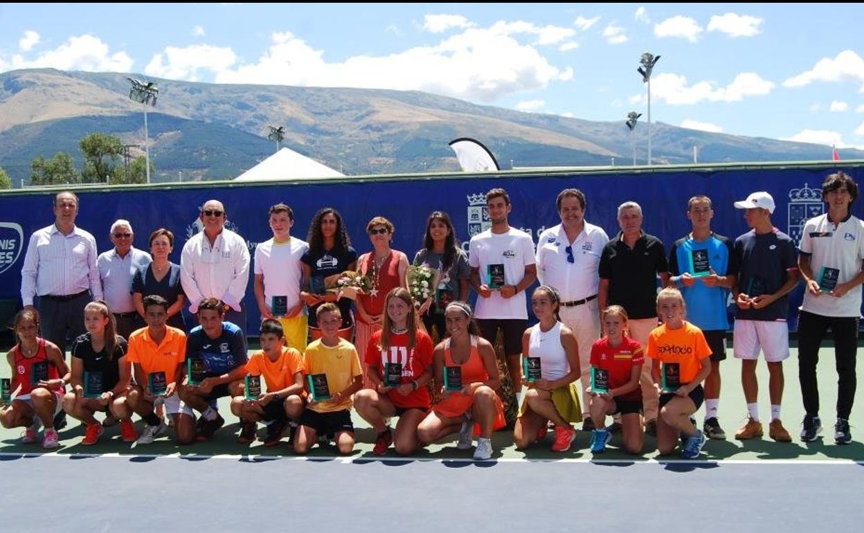 Los mejores tenistas posan con sus trofeos. 