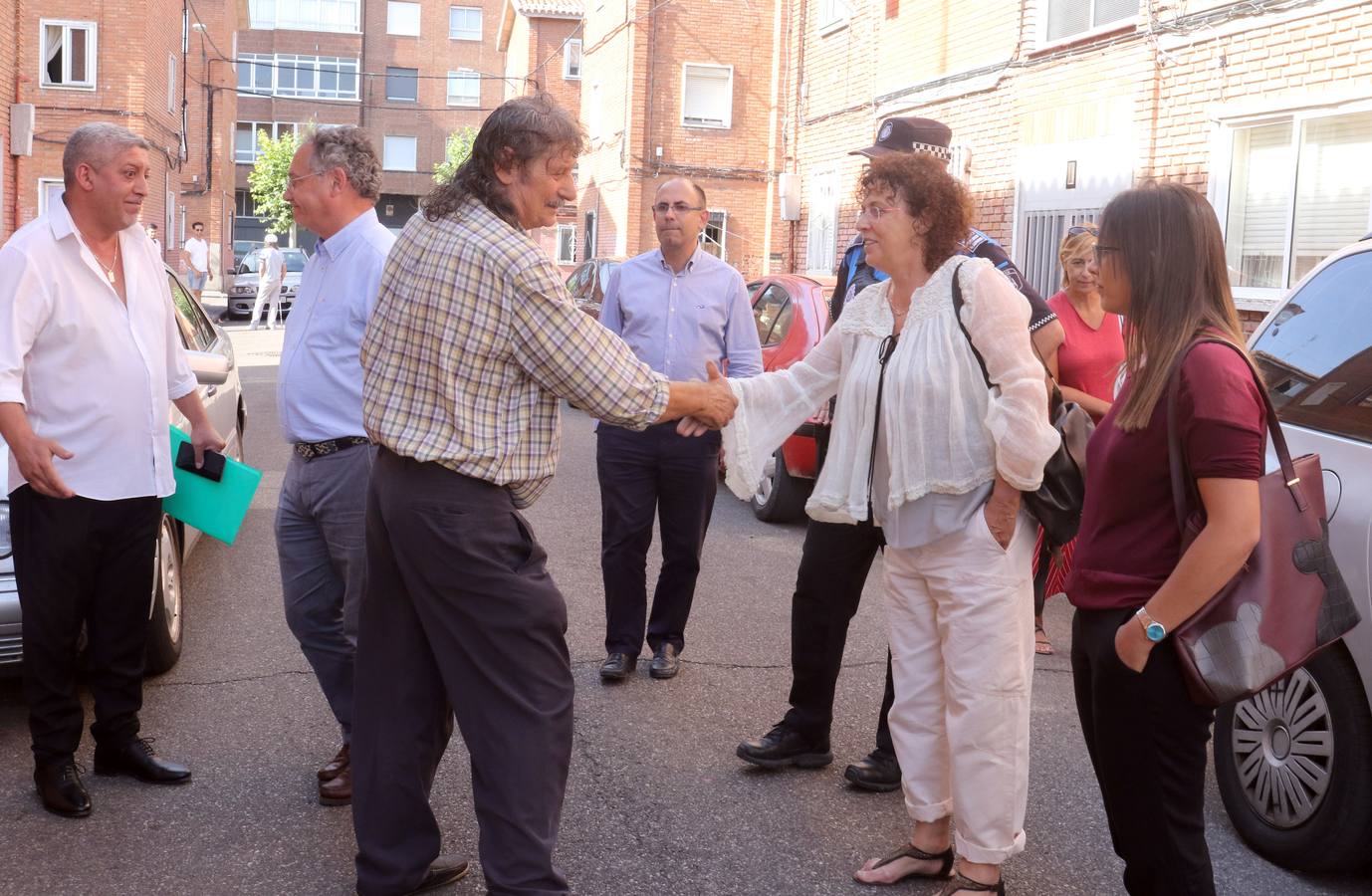 Fotos: Visita de los Concejales a las viviendas de Aramburu con el Mediador Gitano, Esteban Jimenez