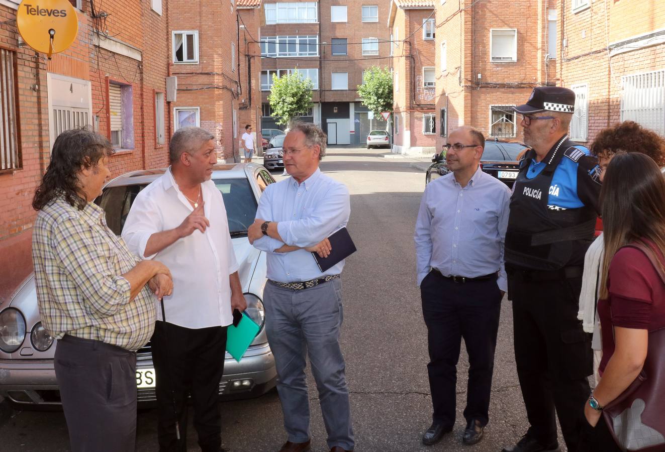 Fotos: Visita de los Concejales a las viviendas de Aramburu con el Mediador Gitano, Esteban Jimenez