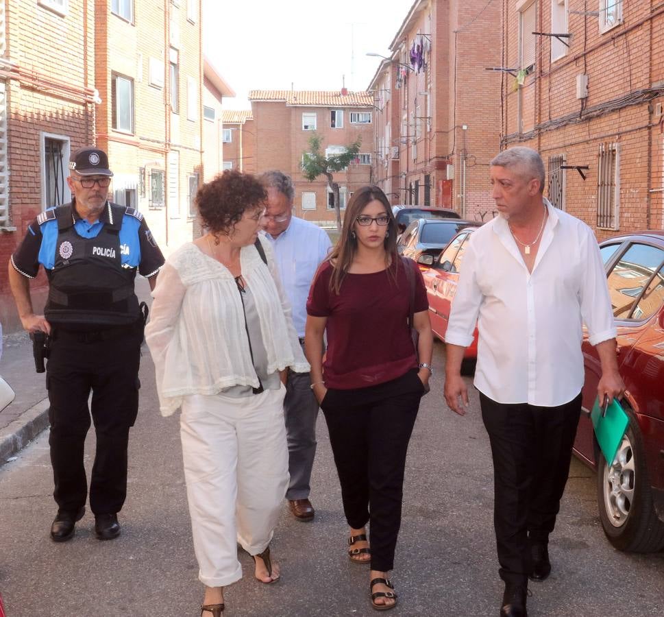 Fotos: Visita de los Concejales a las viviendas de Aramburu con el Mediador Gitano, Esteban Jimenez