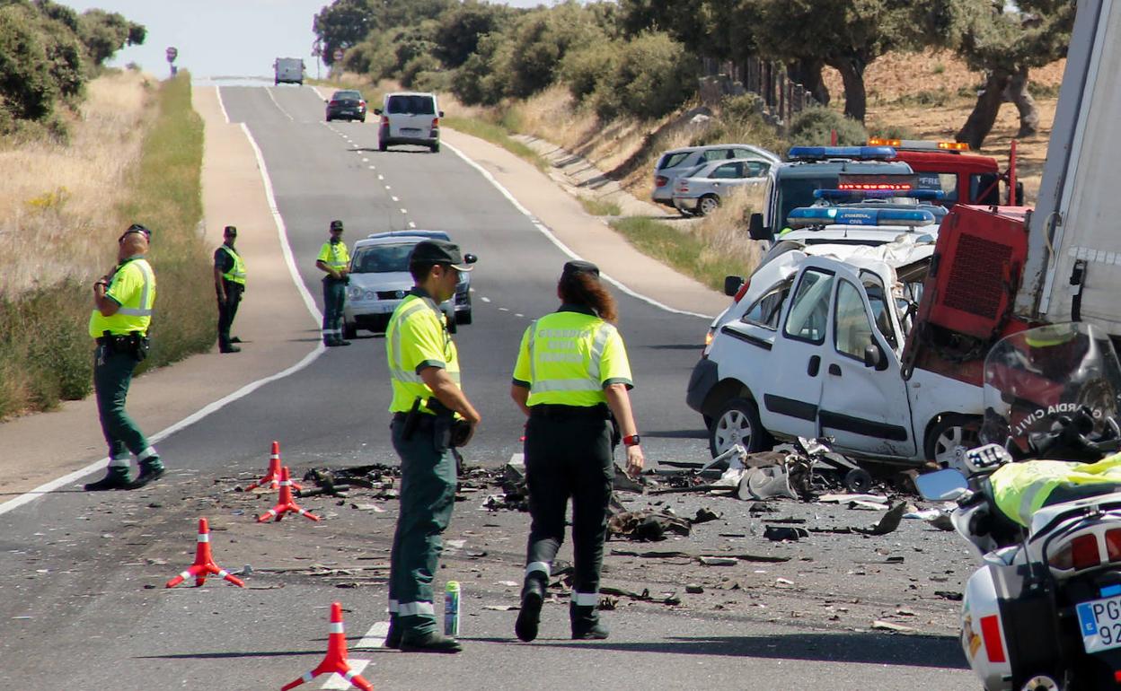 Guardias Civiles en el lugar del accidente registrado ayer.