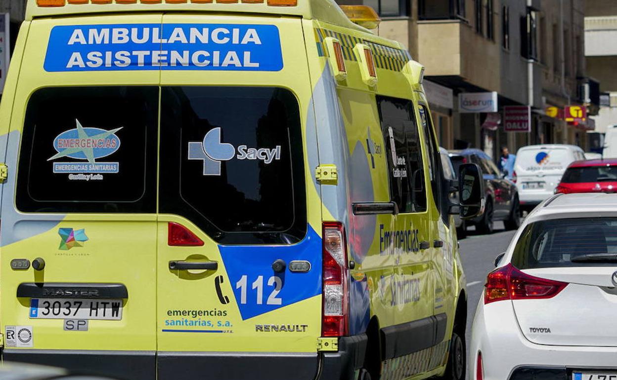 Una ambulancia de servicio.