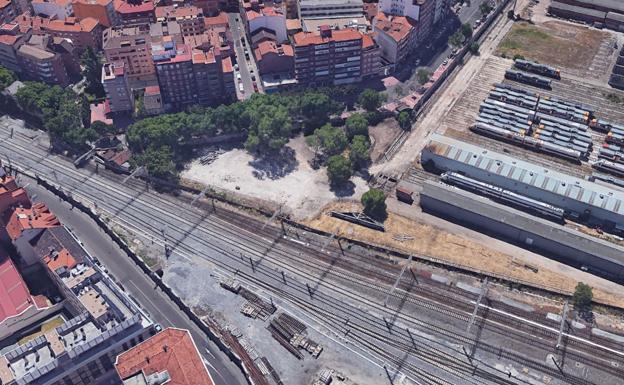 En la parte alta de la imagen, entrada actual al túnel de Labradores. La tapia, que ahora delimitan los árboles, será derribada y en ese solar con forma de triángulo se incluirá una zona verde y el paso peatonal, con una boca de acceso de 12 metros. A la derecha de ese triángulo, la nueva bifurcación de la avenida de Segovia conectará con Panaderos mediante otro túnel. 