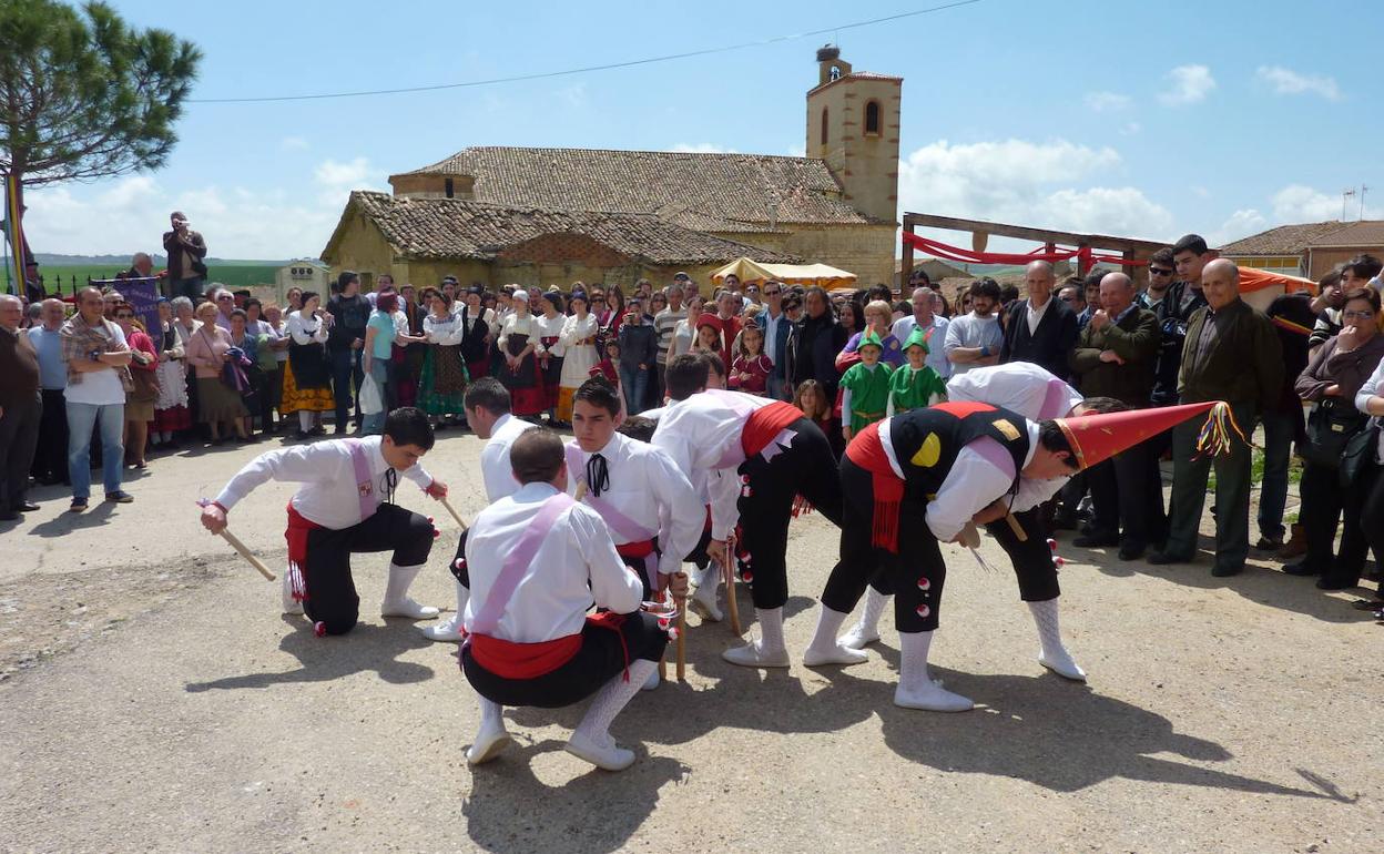Danza del paloteo durante una exhibición. 